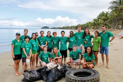 Frivillige og personale på Fiji Beach clean-up på Fiji