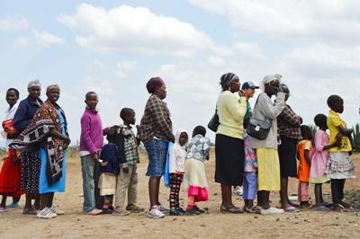 Kø af lokale der venter på at modtage behandling på medicinsk outreach i Kenya Frivilligt arbejde med medicin